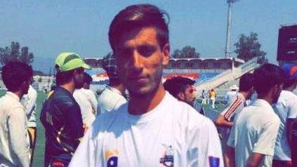 ಈ ಬೌಲರ್ 140ಕಿಮೀ ವೇಗದಲ್ಲಿ ಬೌಲ್ ಮಾಡುತ್ತಾನೆ. ಎರಡೂ ಕೈಗಳಲ್ಲಿ !